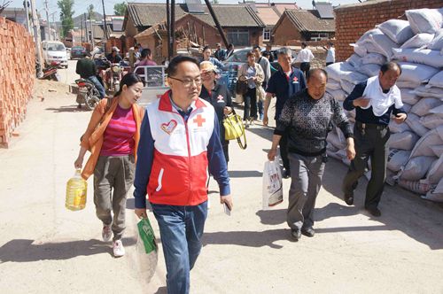 精准扶贫惠民生 下乡义诊送健康—隆化县南营子村义诊赠药活动(图1)