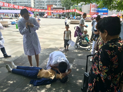 早期临床促进协会与社联救护协会在市中心广场举办急救知识宣讲活动    作者：王英杰(图1)