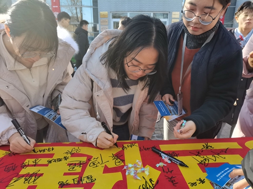 早期临床促进会举办“世界艾滋病日”校园宣传签字活动圆满结束(图4)